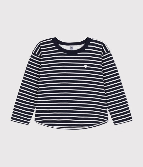 Un t-shirt à manches longues rayé blanc et noir, avec logo brodé de Petit Bateau sur la poitrine.