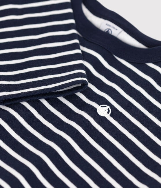 Un t-shirt à manches longues rayé blanc et noir, avec logo brodé de Petit Bateau sur la poitrine.