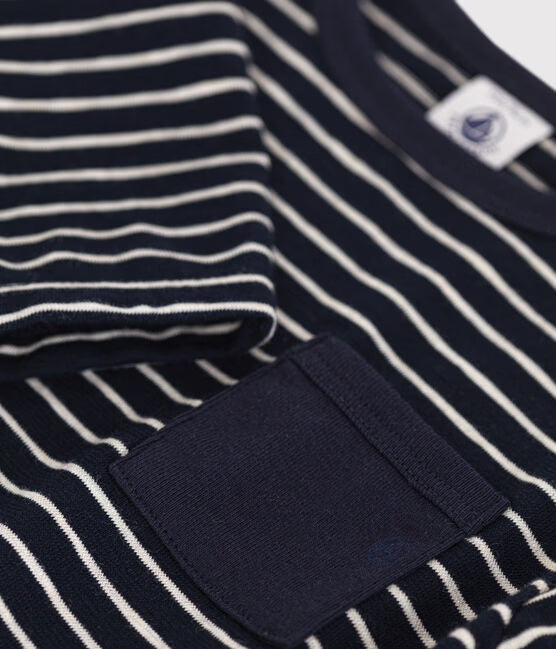 Un t-shirt marinière avec poche bleu uni sur le devant.