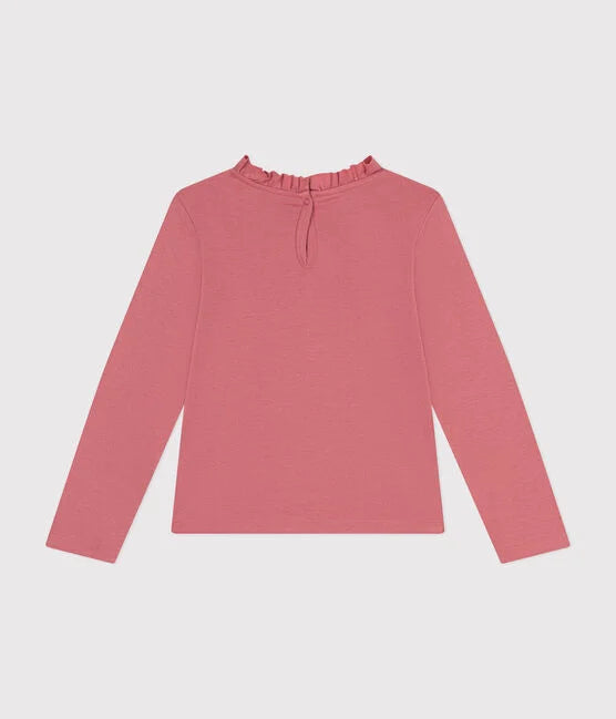Un t-shirt rose à manches longues avec cols montant à petits volants.
