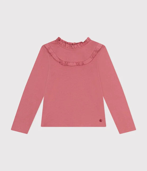 Un t-shirt rose à manches longues avec cols montant à petits volants.