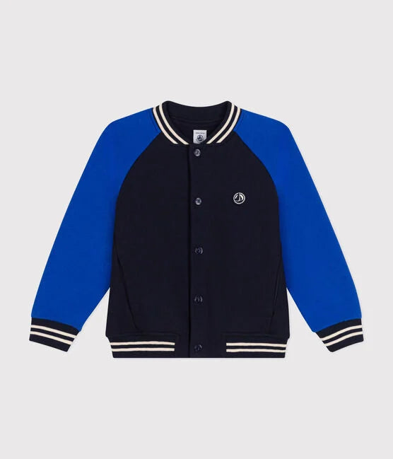 Une veste style Teddy aux manches bleu éclatant et corps foncé, col rayé blanc et poignet élastique.