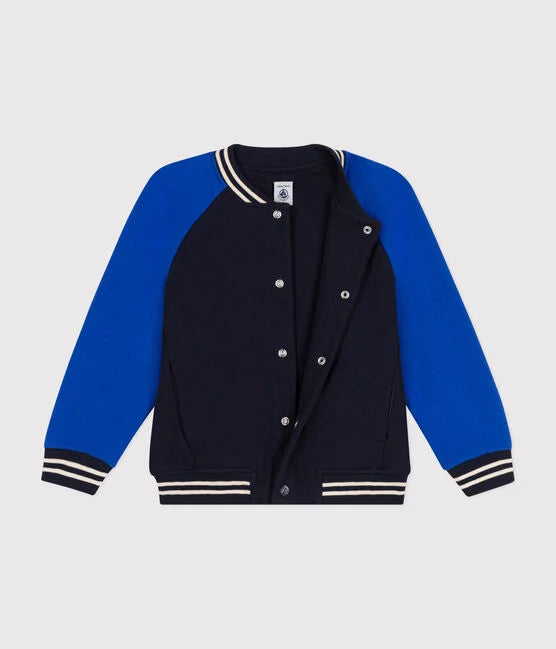 Une veste style Teddy aux manches bleu éclatant et corps foncé, col rayé blanc et poignet élastique.
