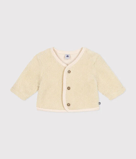 Une veste à manches longues et boutons à l'avant, en sherpa blanc.