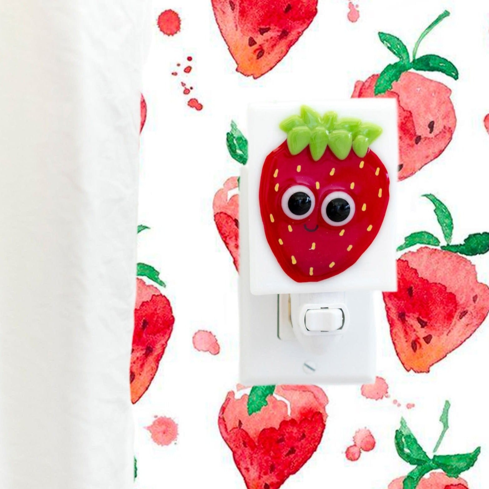 Veille Sur Toi - Strawberry Antoinette nightlight