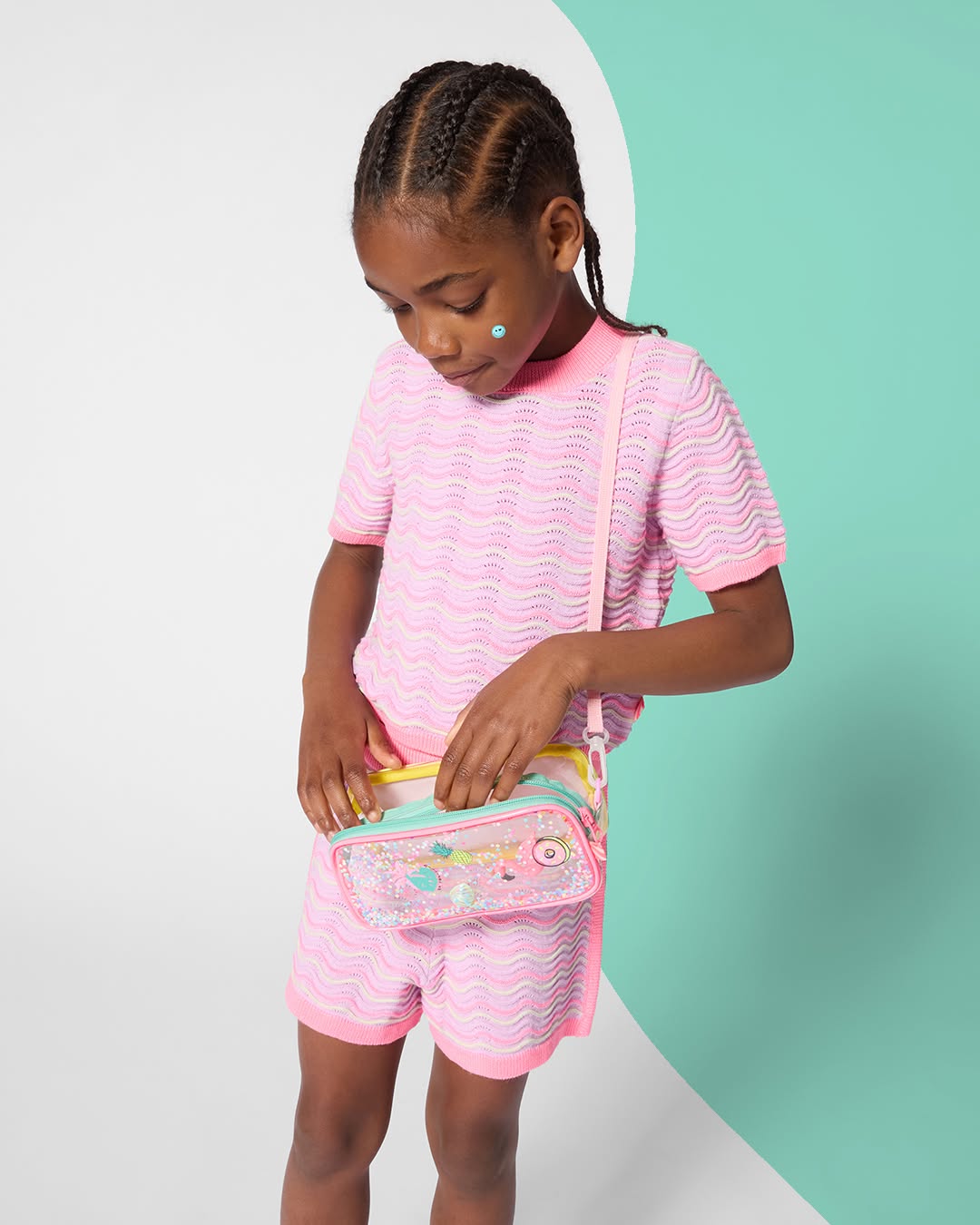 Fillette en ensemble tricot rose à motif vagues avec sac bandoulière transparent à confettis