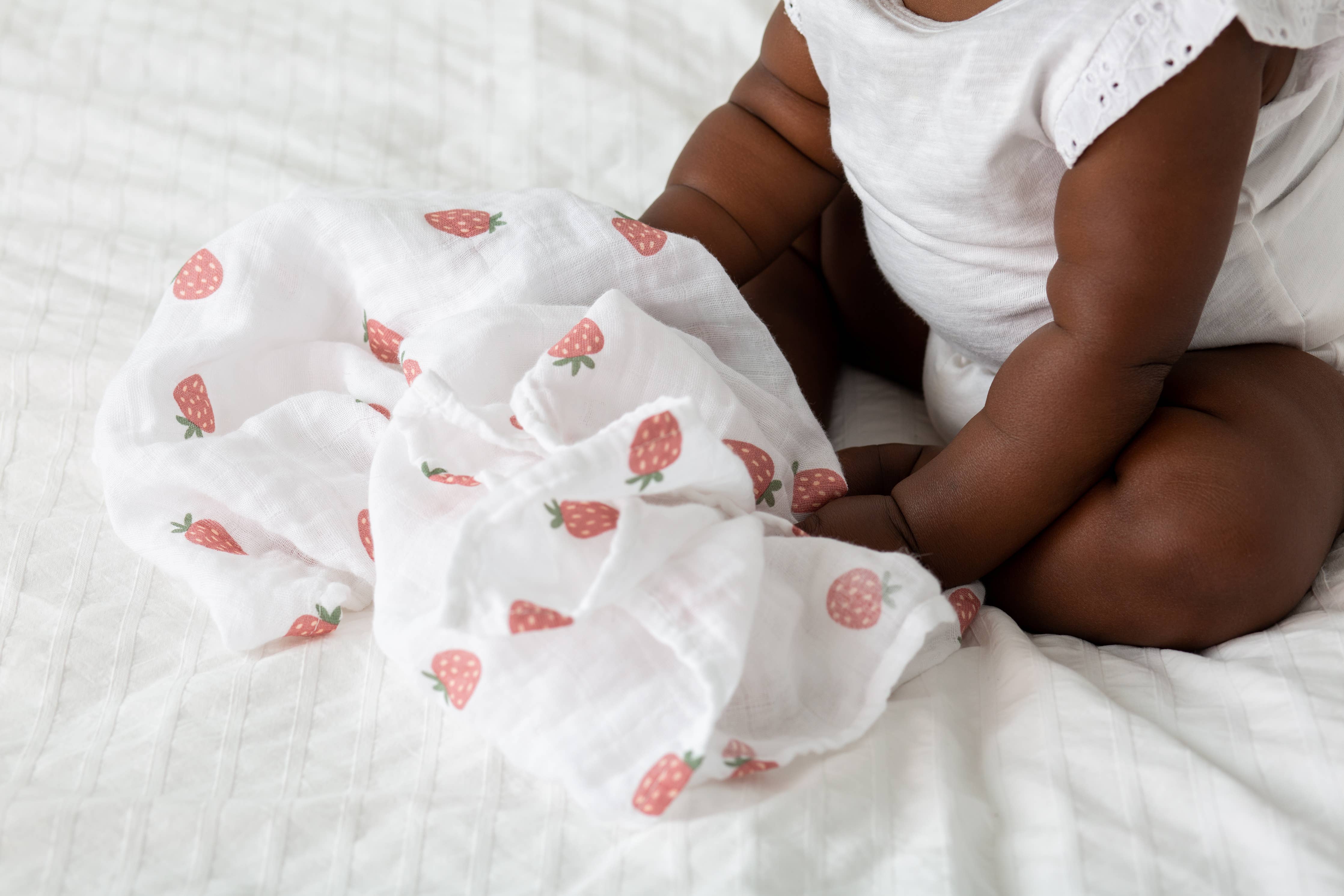 Lulujo - Cotton Muslin Swaddle Blanket - Strawberries