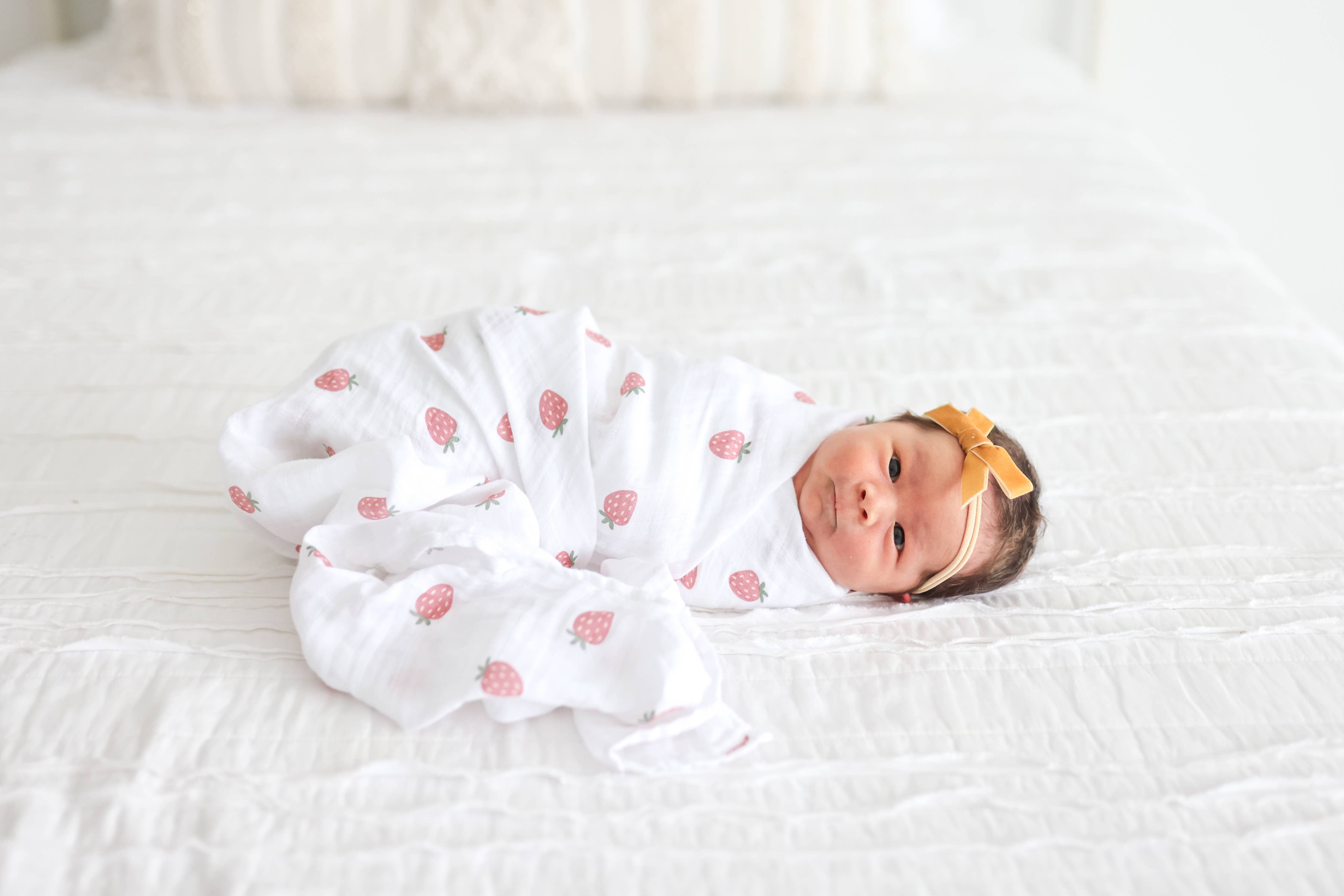 Lulujo - Cotton Muslin Swaddle Blanket - Strawberries