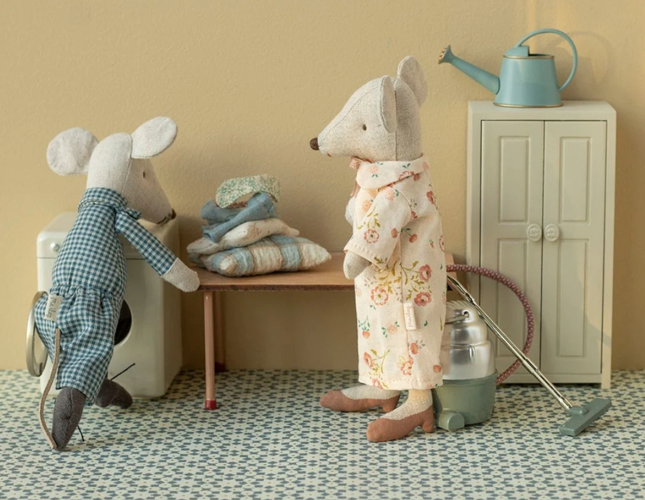 Maileg - Grandma and Grandpa Mouse, cigar box