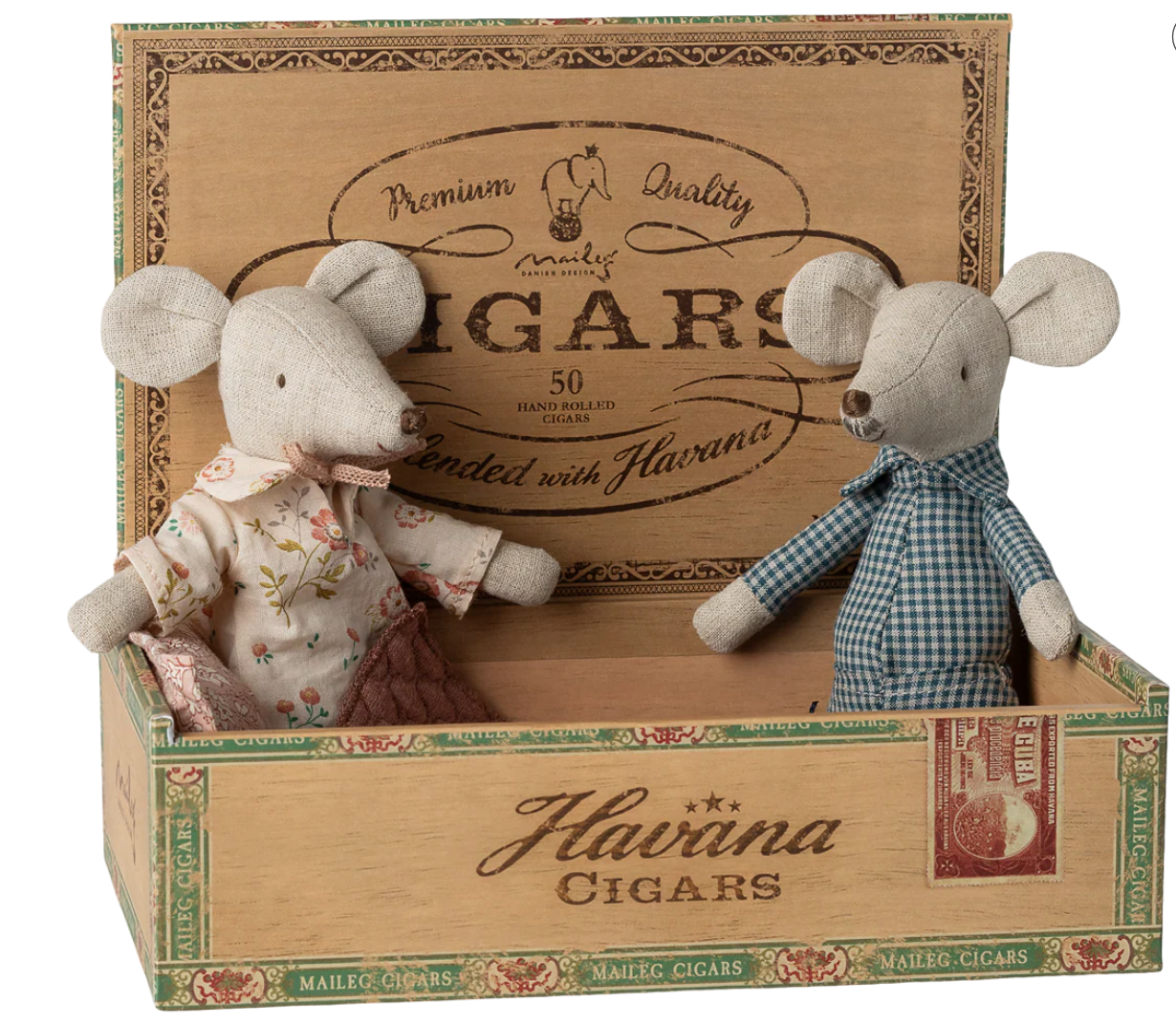 Maileg - Grandma and Grandpa Mouse, cigar box