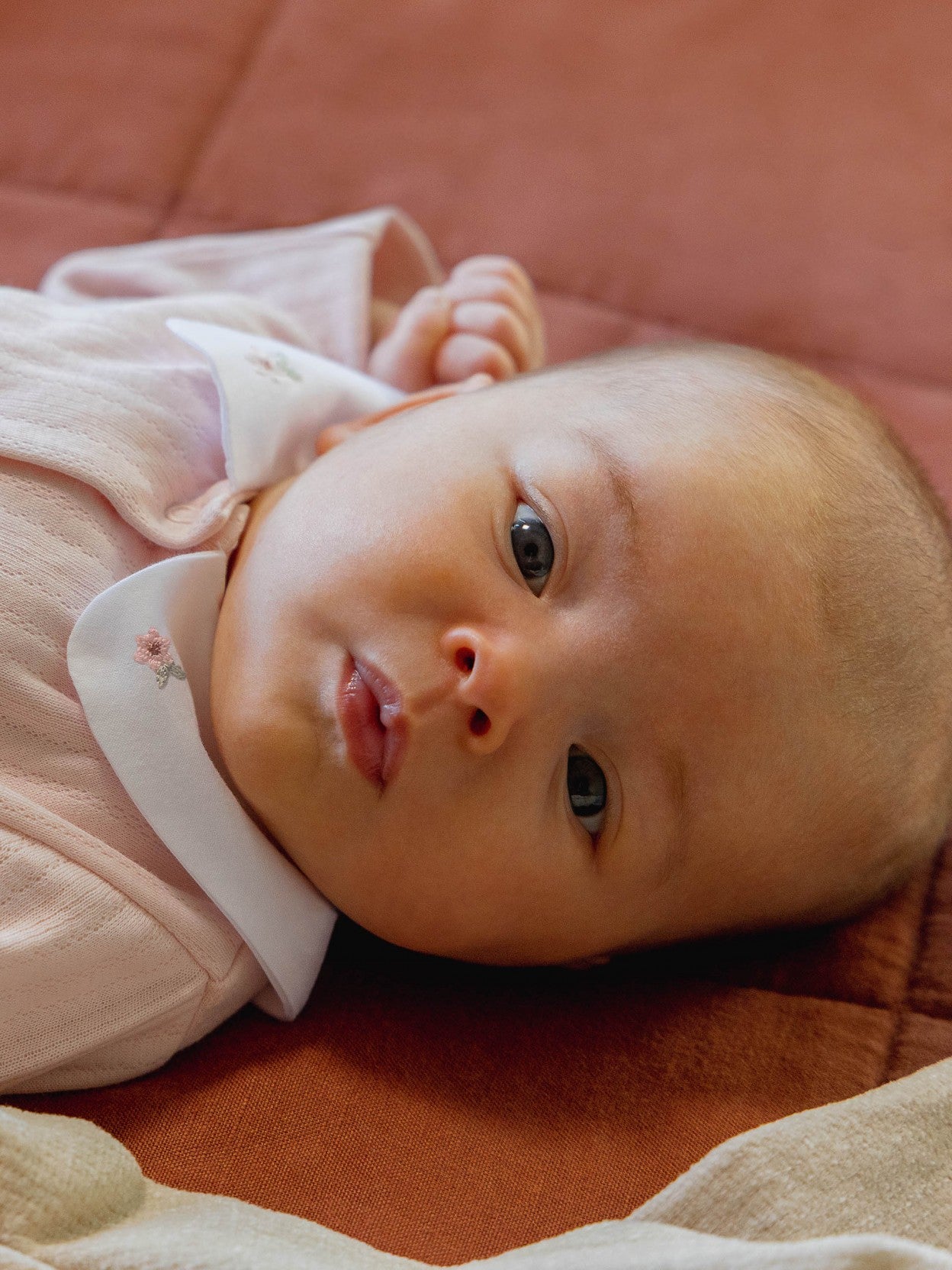 Laranjinha - Babygrow in organic cotton with embroidered flowers