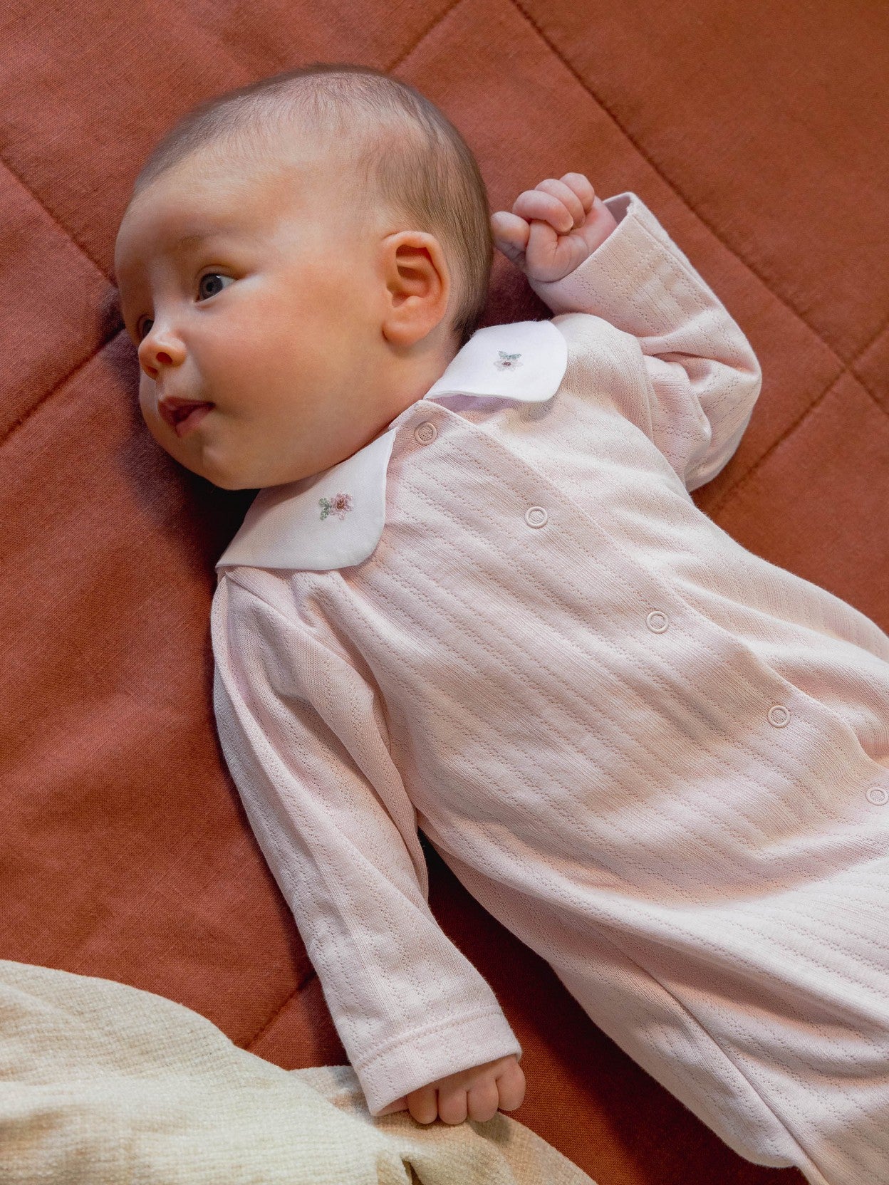 Laranjinha - Babygrow in organic cotton with embroidered flowers