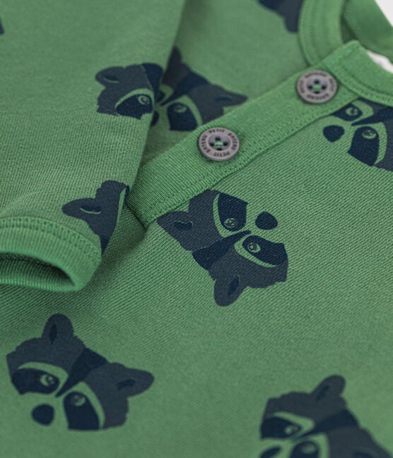 Une combinaison verte avec un motif d'illustration d'une tête de raton noir, avec bouton à pression.