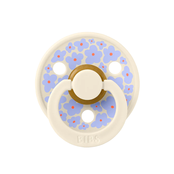 Une suce couleur crème, avec des motifs de fleurs bleues.