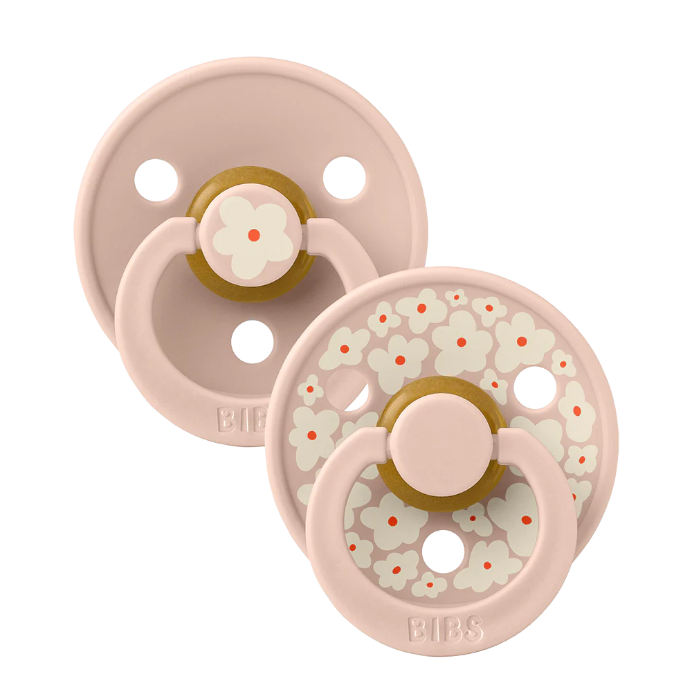2 suces superposées, une rose pâle et une avec motif de fleurs blanches. 