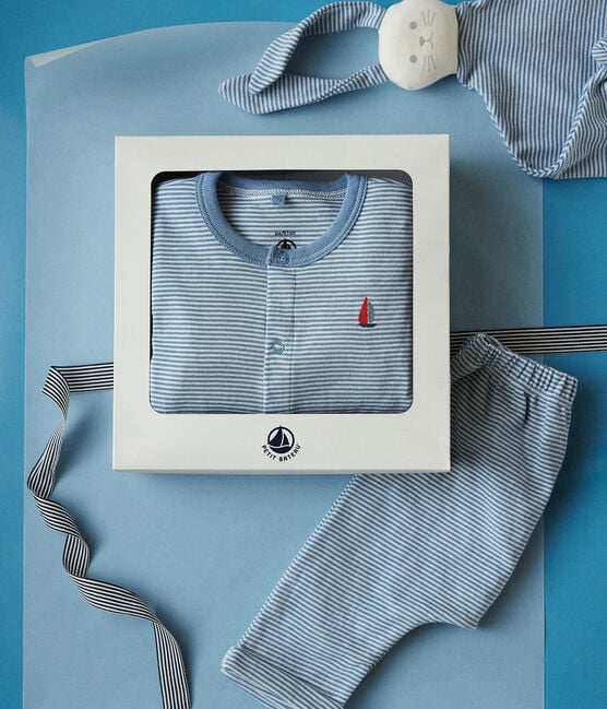 Une boite cadeau montrant un chandail rayé bleu et blanc avec un logo Petit Bateau brodé.