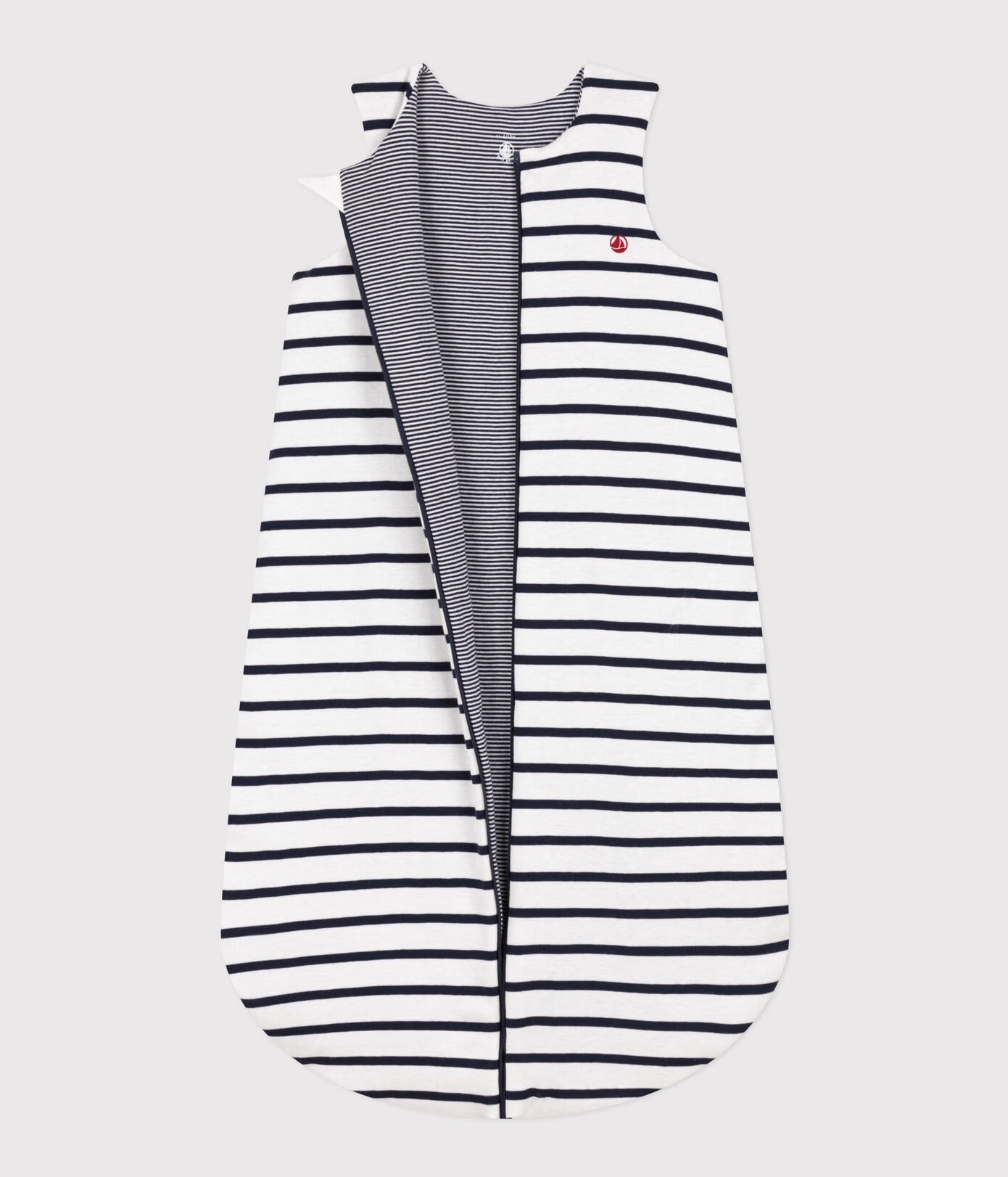 Gigoteuse pour bébé avec zipper frontal ouvert pour démonstration, rayé blanc et bleu.
