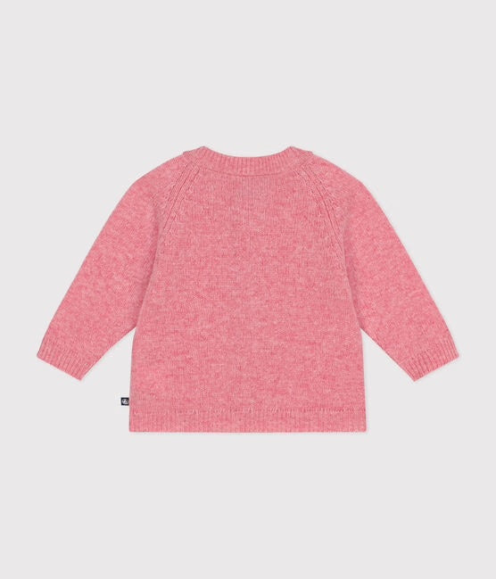 Un cardigan rose en laine avec boutons à l'avant et texture naturelle.