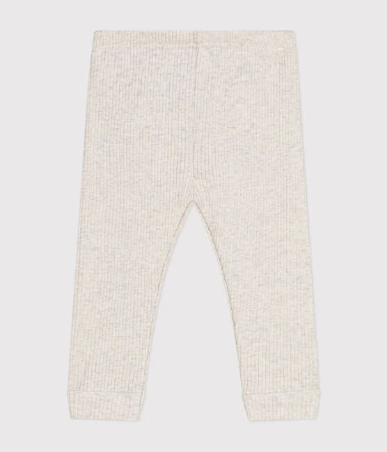 Un legging pour bébé blanc avec côtes et taille élastique.