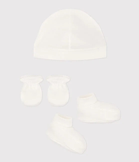 Un bonnet blanc, des mitaines et des pantoufles.