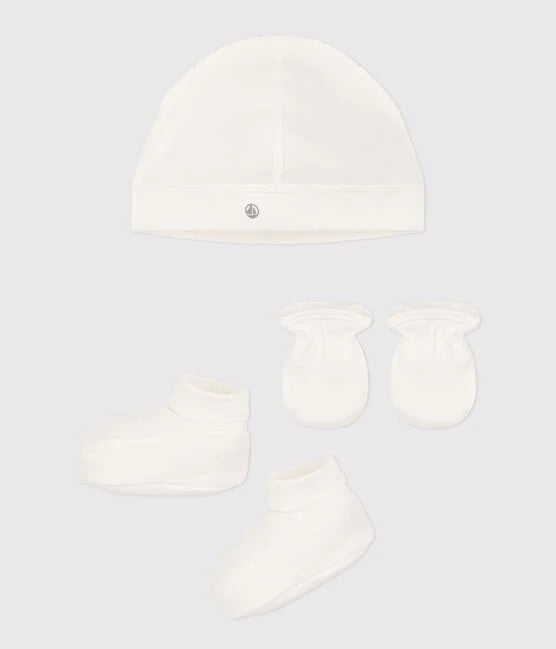 Un bonnet blanc avec un petit logo Petit Bateau, des mitaines et des pantoufles.