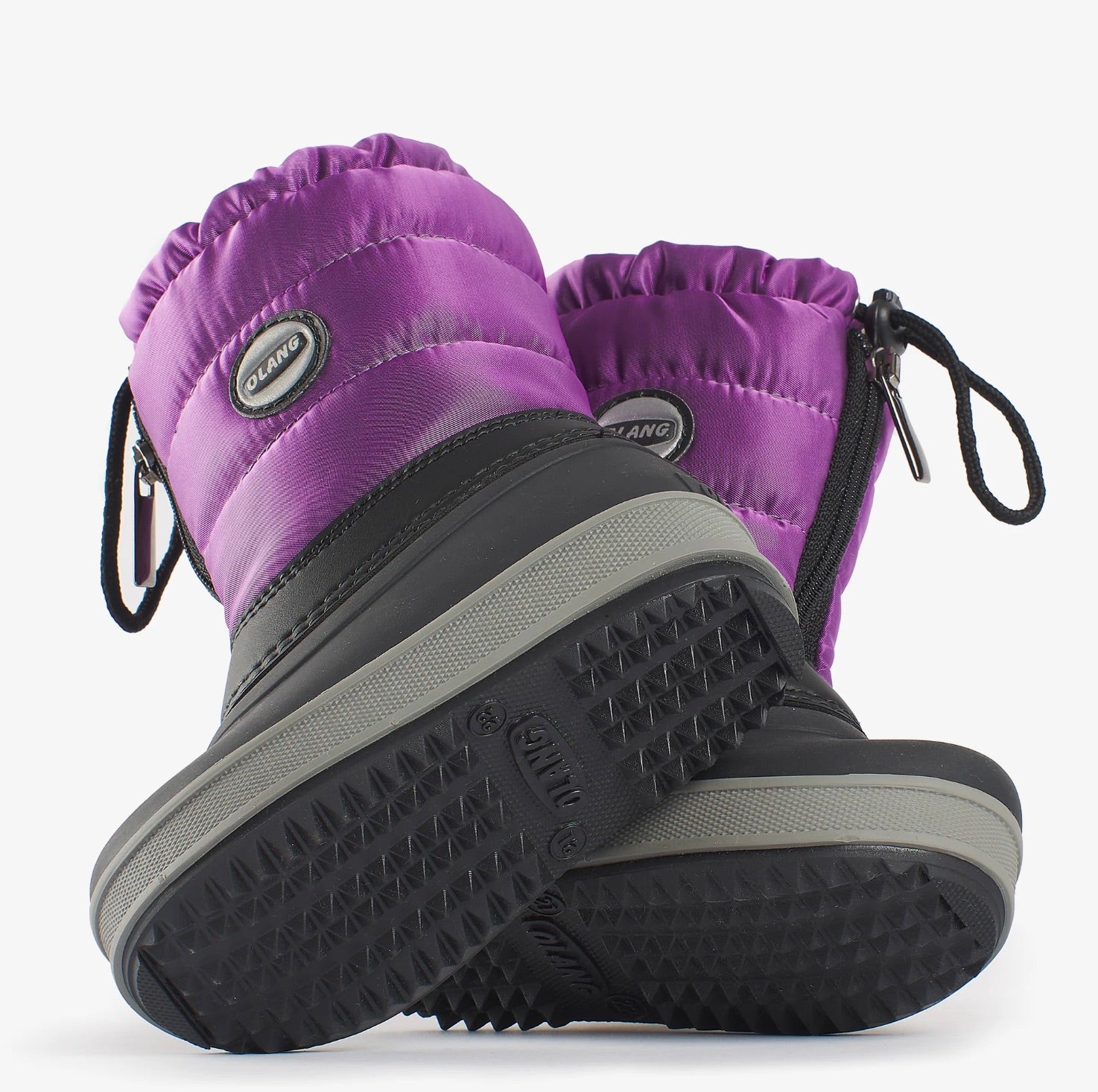 Une paire de bottes de neige à la jambe matelassé mauve et le pied noir.