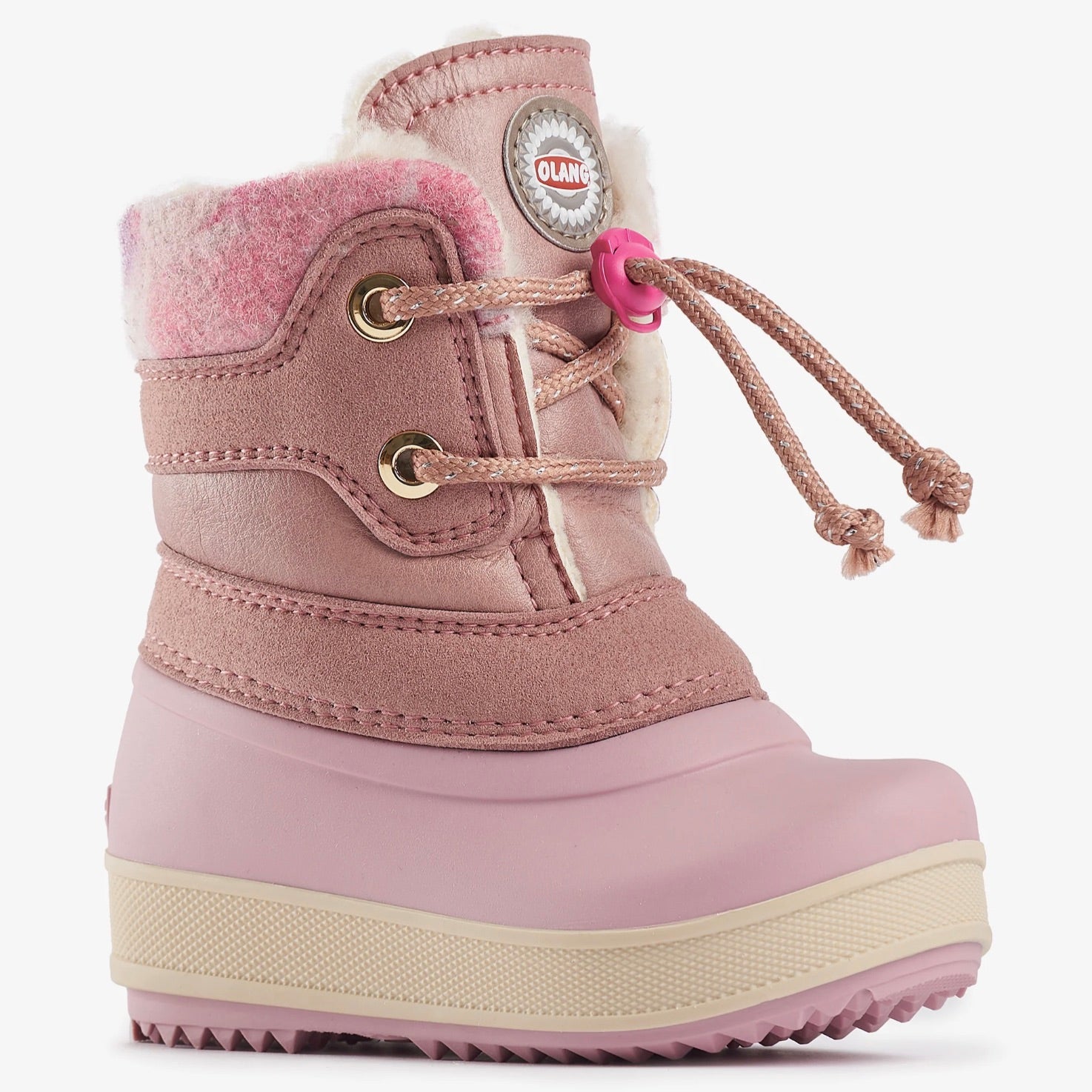 Une botte d'hiver rose courte avec lacets et fourrure blanche.