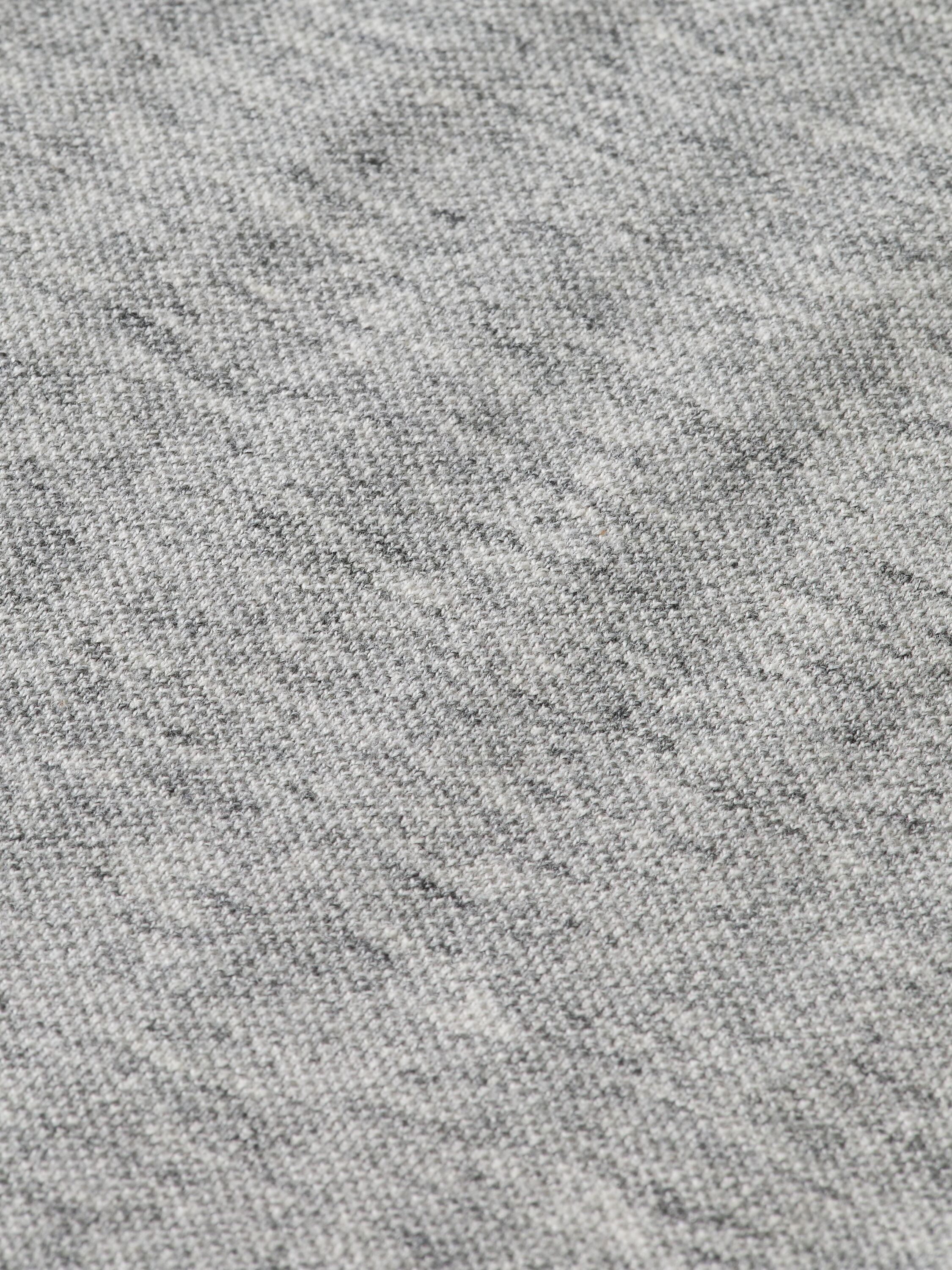 Zoom sur une échantillon du tissu en jersey gris.