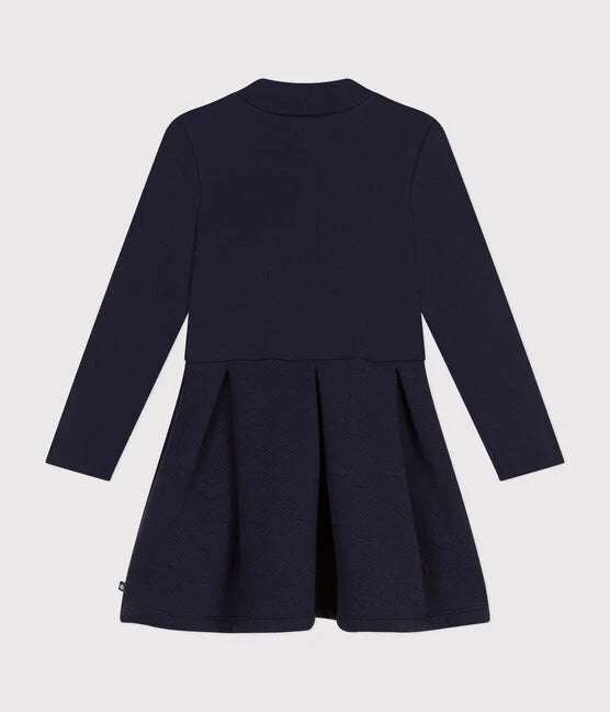 Une robe à col et manches longues, bleue.