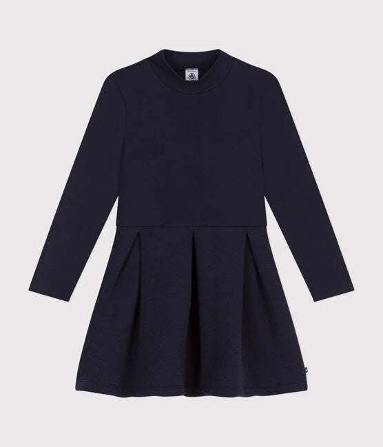 Une robe à col et manches longues, bleue.