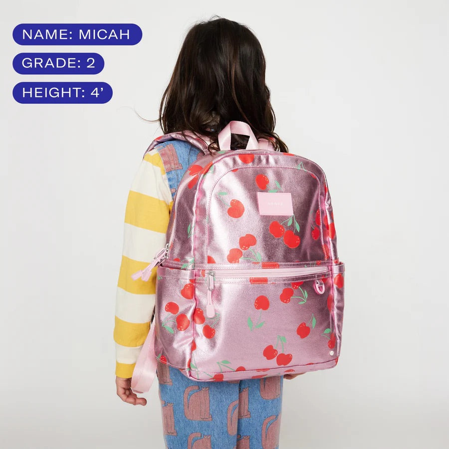 Modèle illustrant une fillette de 7 ans portant un sac couvrant l'entièreté de son dos.