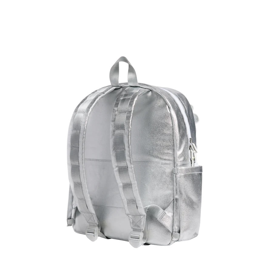 Sac à dos argenté avec une poche à zipper sur le devant et des marguerites en 3D sur l'ensemble.