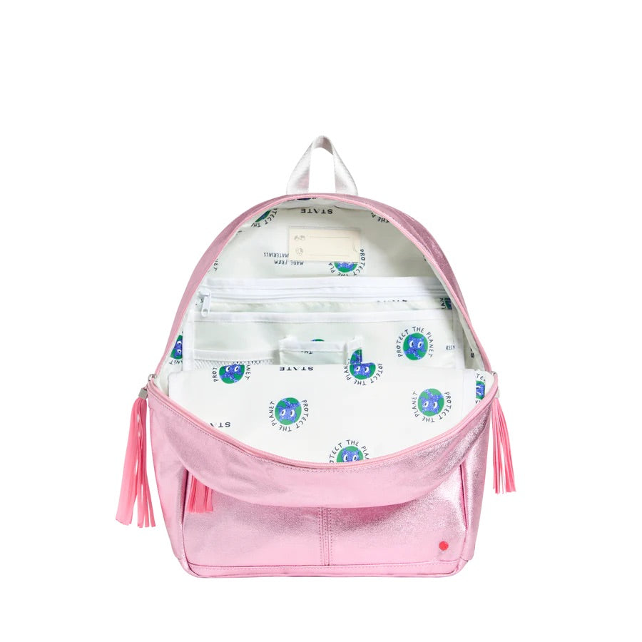Sac à dos ouvert pour montrer les compartiments dont 2 grandes poches sur le dos et 1 à crayons.