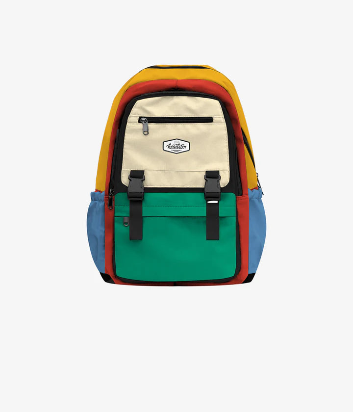 Un sac à dos avec poche devant verte, panneau beige, poches latérales bleues et dos jaune.