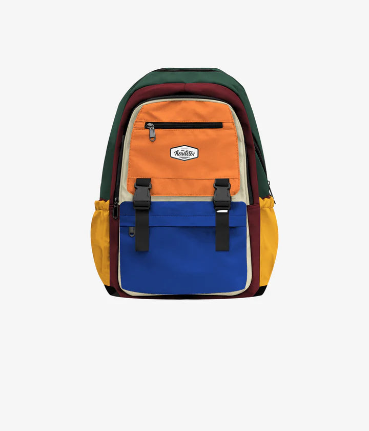 Un sac à dos avec poche devant bleues, parure et poches latérales oranges, et dos vert.