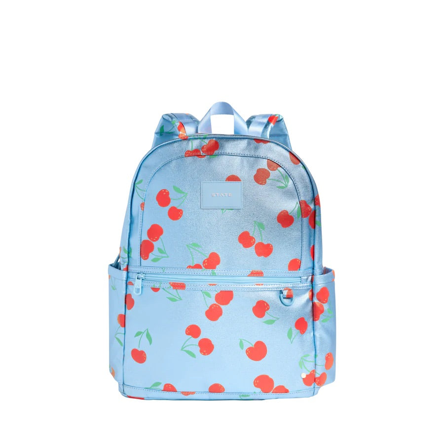 Sac à dos bleu métallique à motif imprimé de cerises. Une double poche à zipper sur le devant.