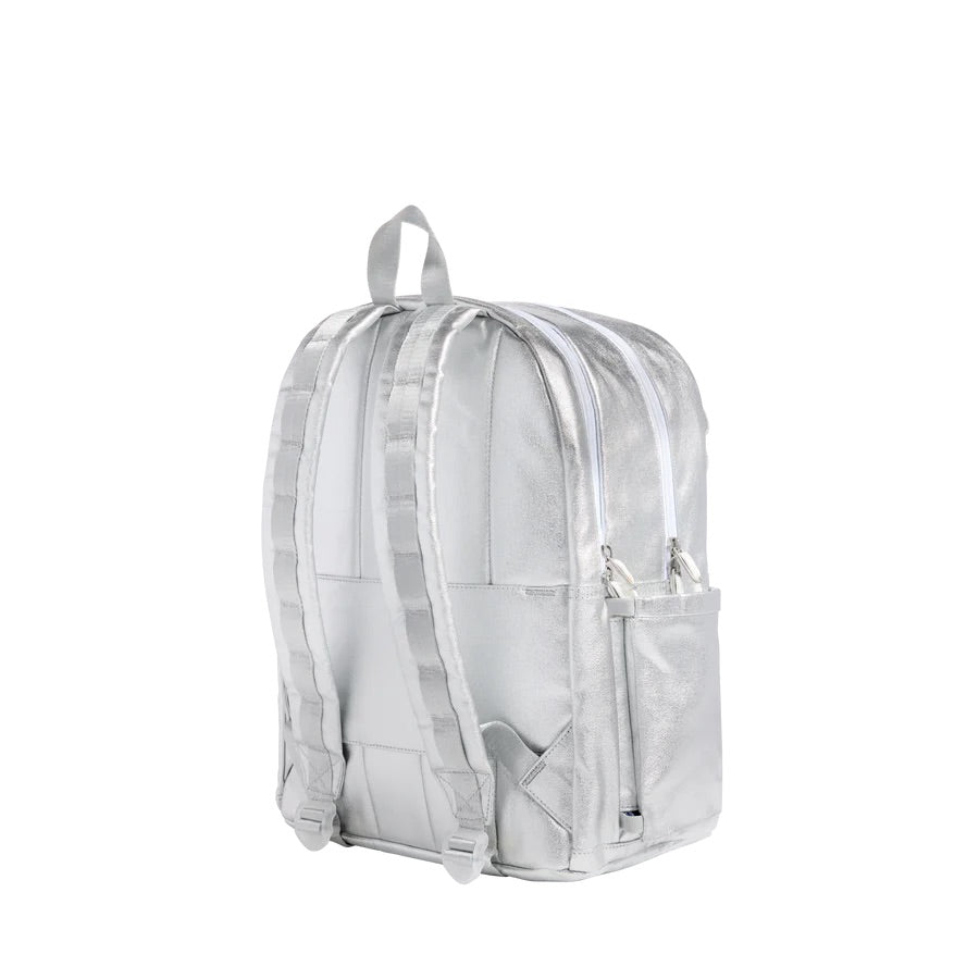 Un sac à dos argent métallique avec une poche à zipper sur le devant et des marguerites en 3D.