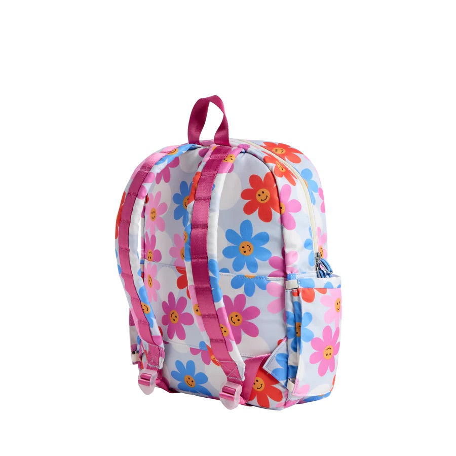 Un sac à dos bland à motif de marguerites colorées.