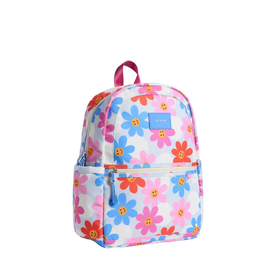 Un sac à dos bland à motif de marguerites colorées.