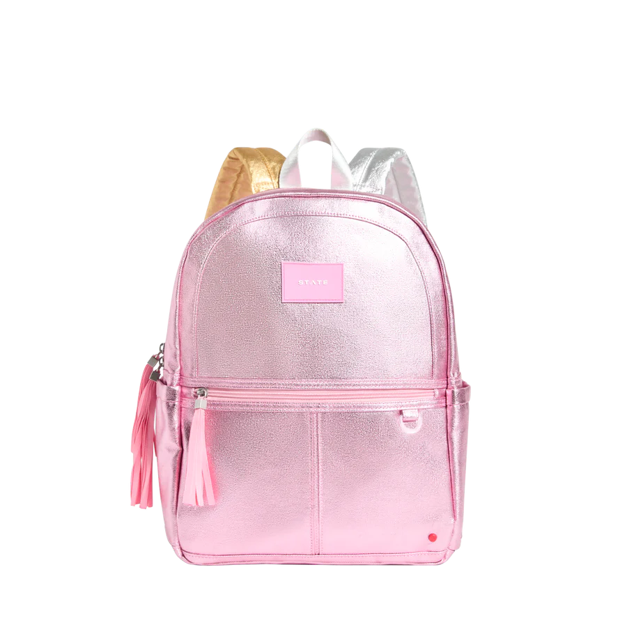 Un sac à dos rose métallique avec une étiquette 'State' sur le centre avant.