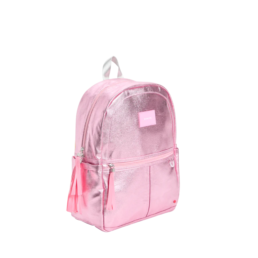 Un sac à dos rose métallique avec une étiquette 'State' sur le centre avant.