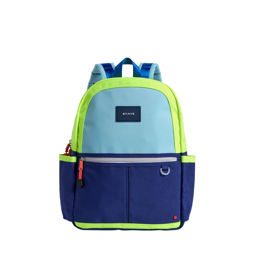 Un sac à dos au bas bleu foncé, devant bleu pâle et ouverture verte néon.