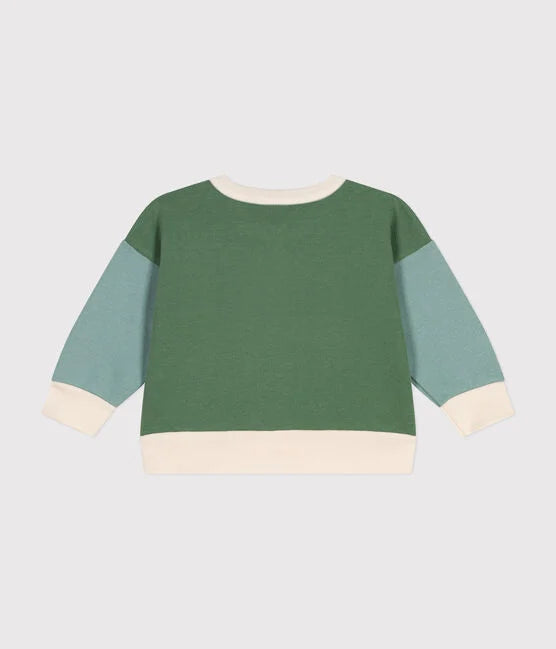 Un sweatshirt pour bébé colorblock, en vert sur le dos et bleu sur les manches.
