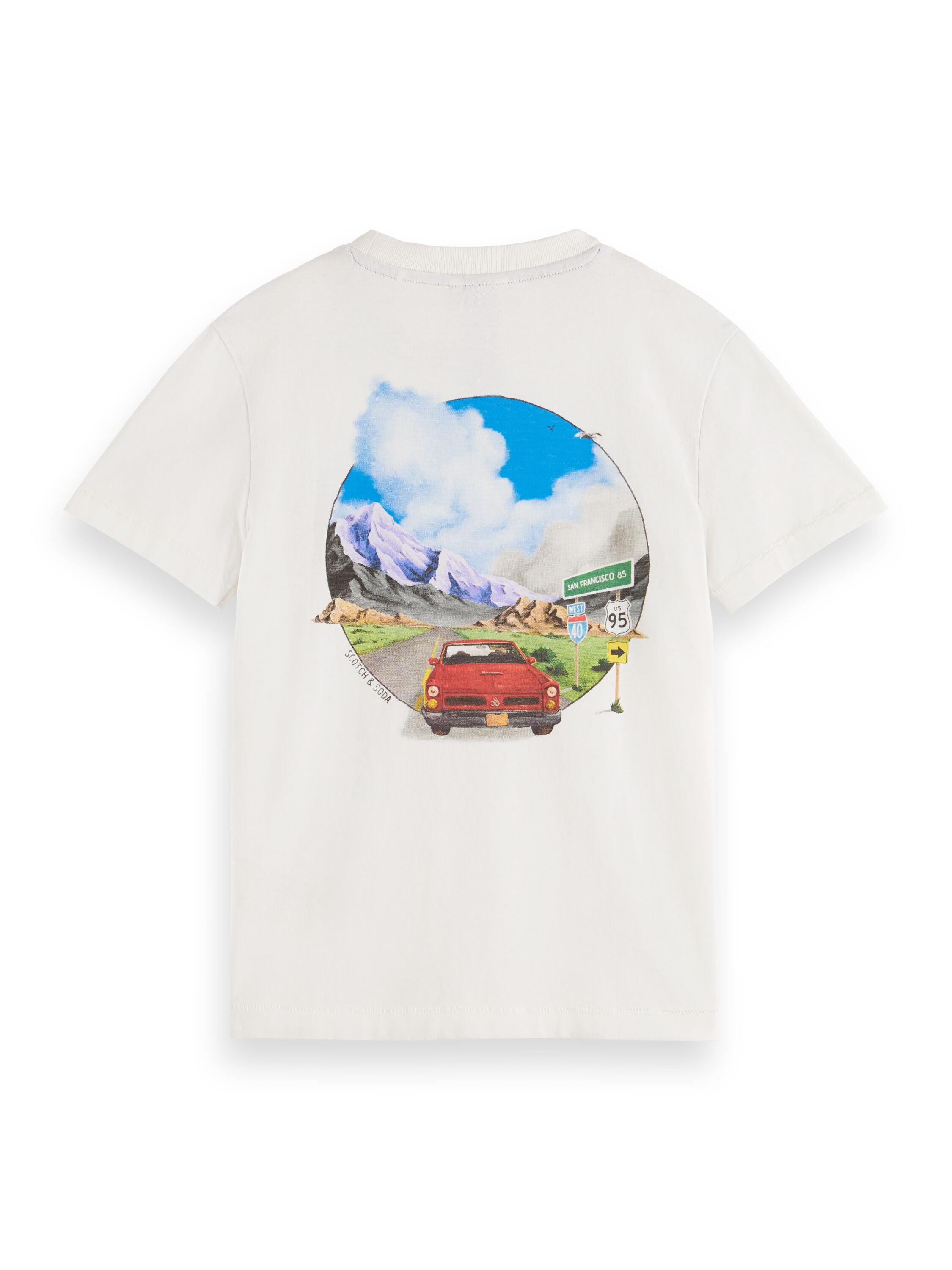 Aplat de dos d'un t-shirt pour enfant blanc avec une illustration de voiture dans grand cercle.