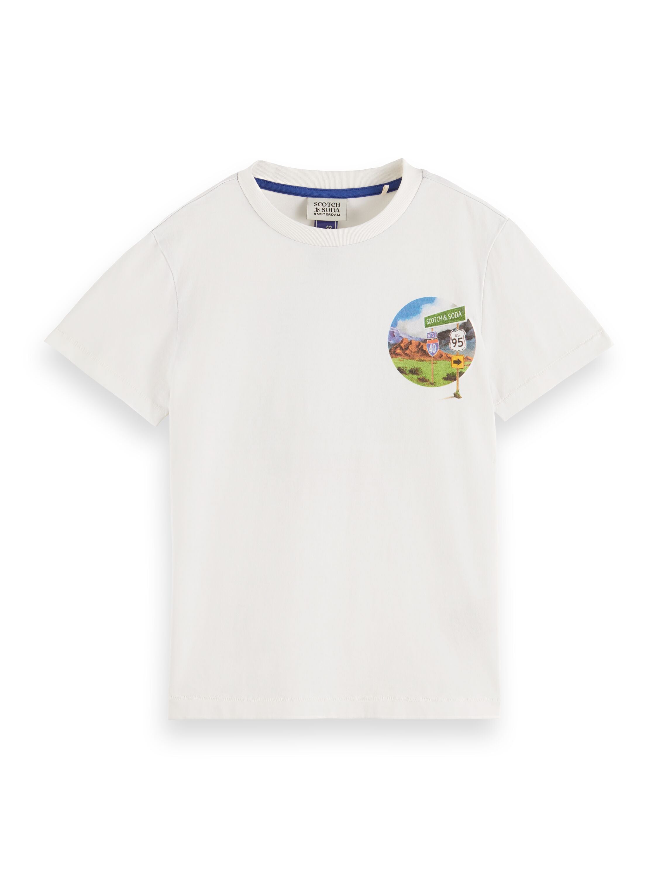Aplat de face d'un t-shirt pour enfant blanc avec une illustration de voiture dans un petit cercle.