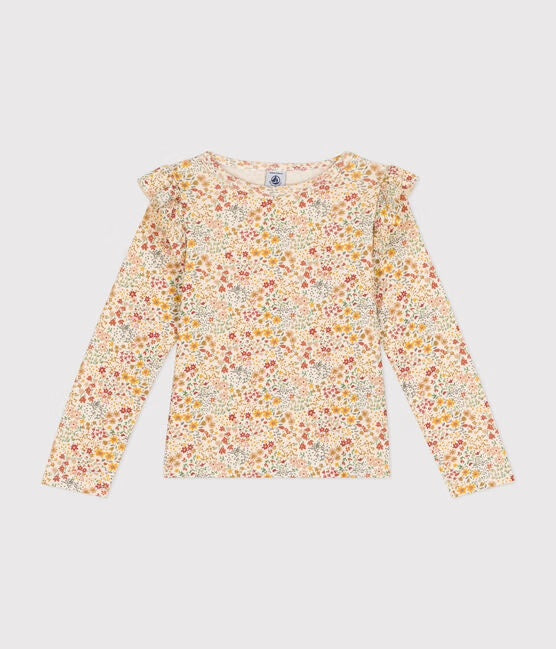 Un t-shirt à manches fleuri jeune, blanc et rouge, avec des volants sur les épaules.