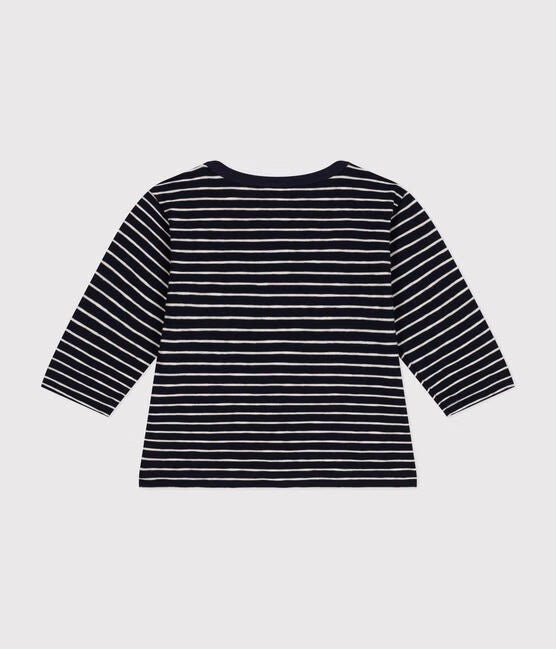 Un t-shirt marinière avec boutons à l'arrière.