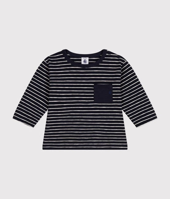 Un t-shirt marinière avec poche bleu uni sur le devant.