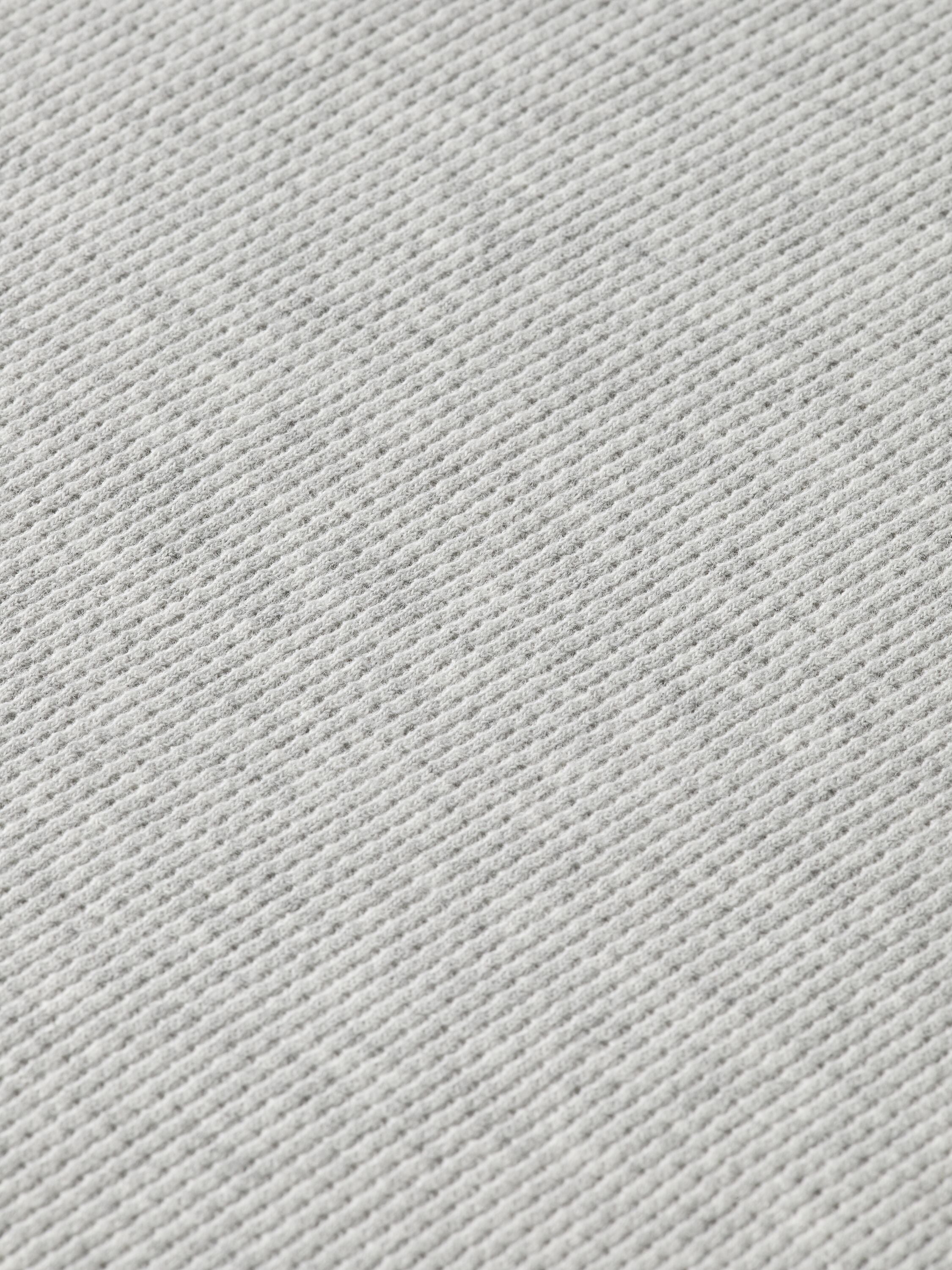zoom sur une texture en jersey gris.
