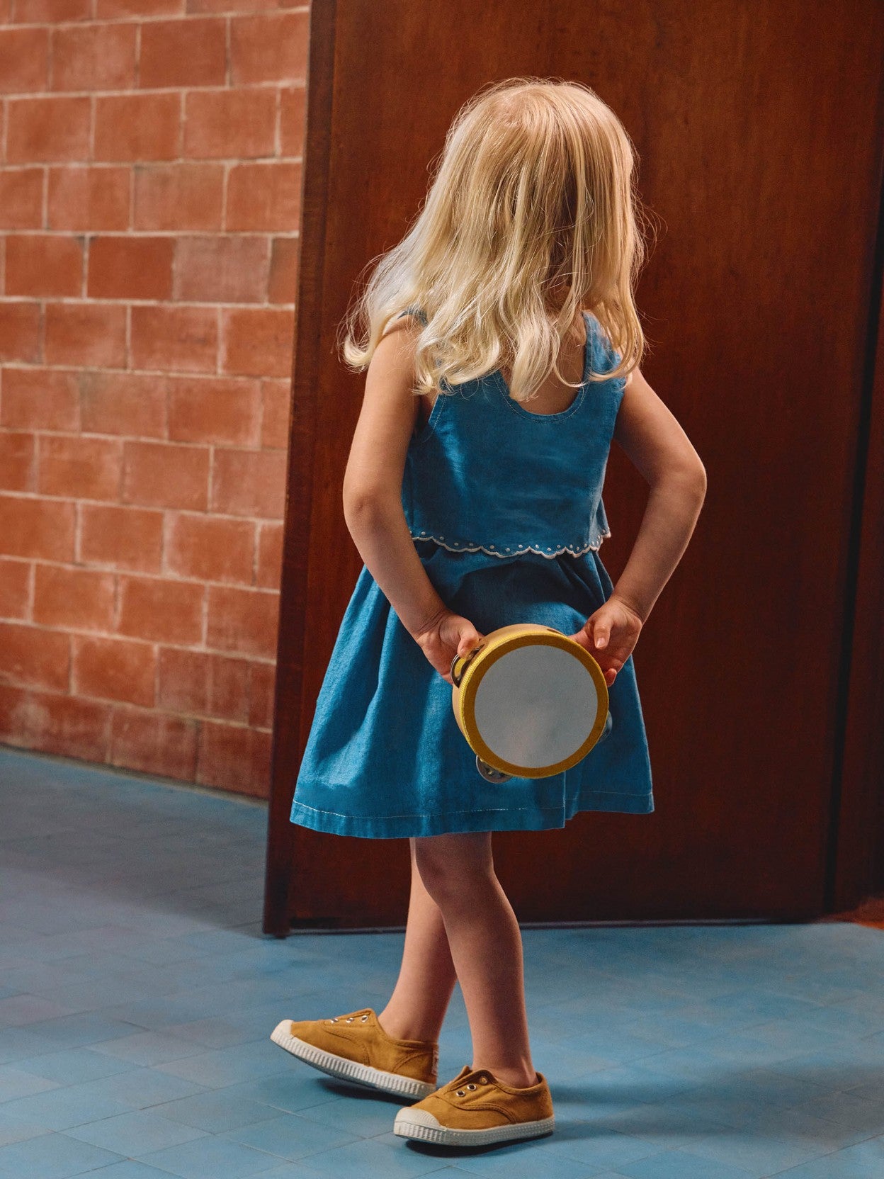 Laranjinha - Thin denim dress with embroidered details